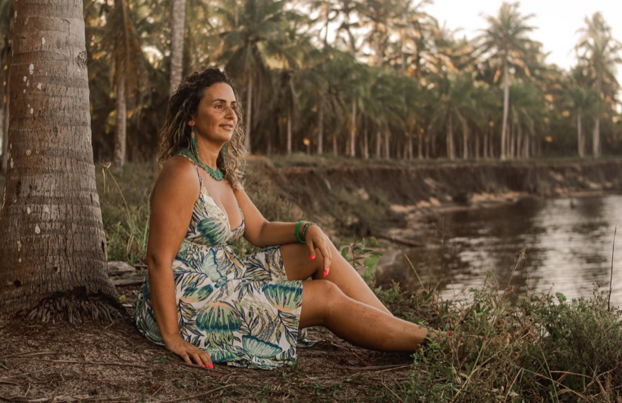 Filipa Lourenço em contraluz, natureza