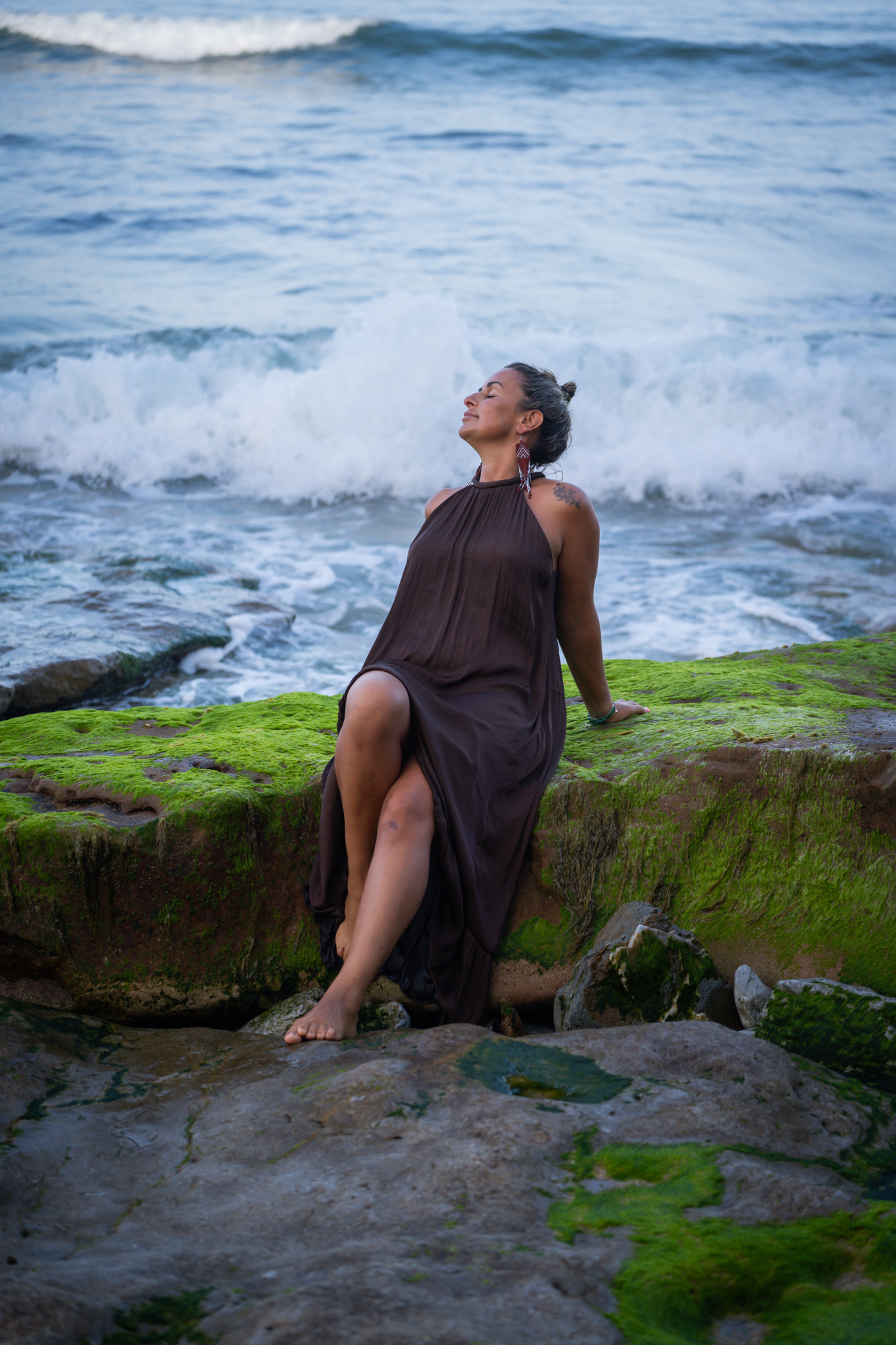 Filipa Lourenço em momento de calma, junto ao mar