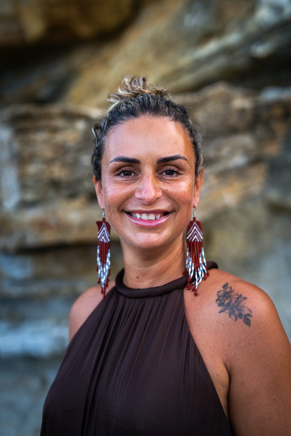 Filipa Lourenço a sorrir, junto ao mar