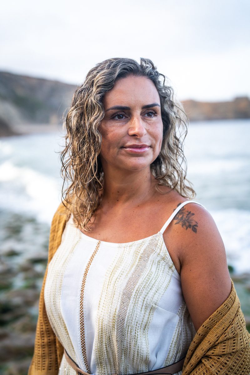 Filipa Lourenço, pensativa, na praia