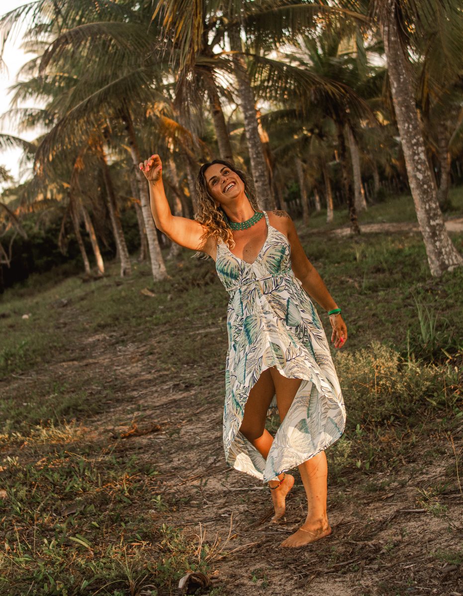 Filipa Lourenço a dançar ao ar livre, ao fim da tarde