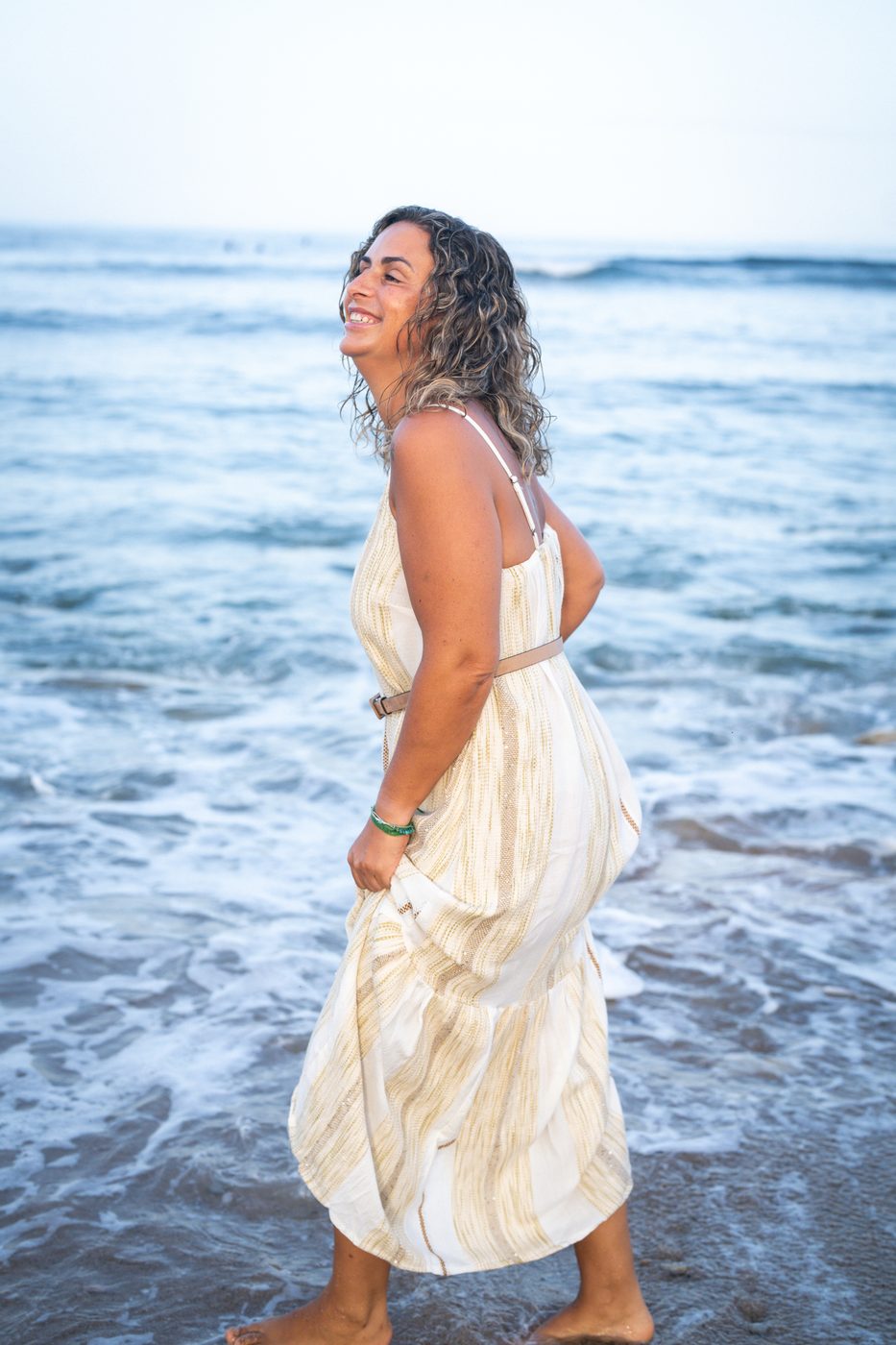 Filipa Lourenço a caminhar à beira-mar, a rir
