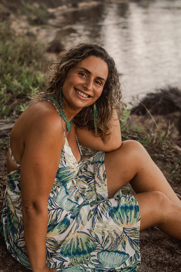 Filipa Lourenço sentada junto à água, a sorrir
